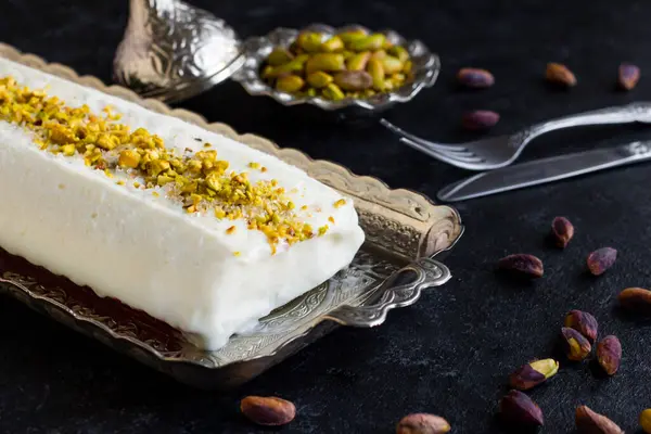 Tradisjonell Tyrkisk Maras Cut Ice Cream Sølvfat Med Bestikk Pistasjer royaltyfrie gratis stockbilder