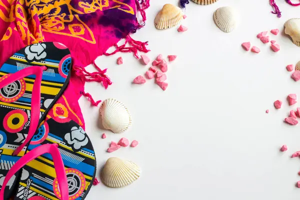 Chal Playa Rosa Para Mujer Diseñado Con Conchas Mejillón Chanclas Fotos de stock