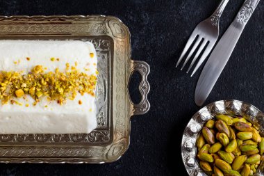 Geleneksel Türk Marası, gümüş tepside çatal bıçak ve şam fıstığı ile dondurma kesti