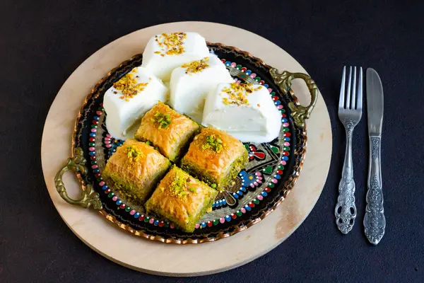 传统的土耳其玛拉丝切冰霜 用圆形铜盘上的面包片设计 图库图片