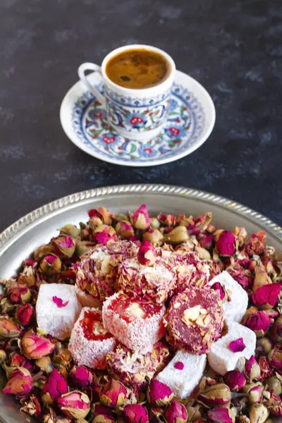 传统的土耳其玫瑰土耳其甜菜 用玫瑰芽和咖啡设计 免版税图库照片