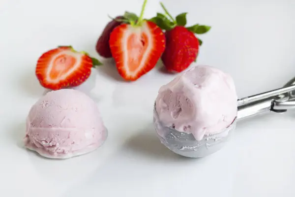 Çilekli Dondurma Dondurma Dondurma Kepçeleri Taze Çileklerle Tasarlandı Telifsiz Stok Imajlar