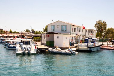 İzmir, Seferihisar, Türkiye-05.25.2024 Deniz Polis Binası ve Sigacik 'in sakin Seferihisar kentinde düzensiz göçmenlere karşı mücadele veren tekneler