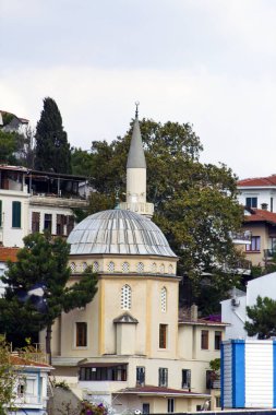 İstanbul, Türkiye 'nin Prens Adaları' ndan Burgazada 'da tek bir minaresi bulunan Burgazada Camii