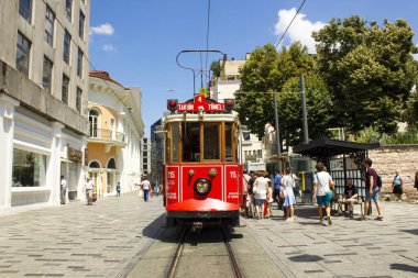 Beyoğlu, İstanbul-Türkiye 08.06.2018 Taksim İstiklal Caddesi 'nin sembolik kırmızı tramvayı yolcularını istasyondan alır.