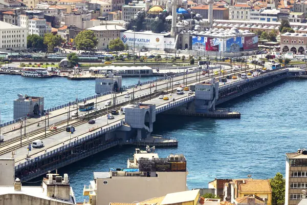 Beyoğlu, İstanbul-Türkiye, 06.08.2018 Tarihi Galata Köprüsü, Altın Boynuz üzerine inşa edildi ve ulaşımla sağlandı