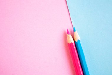 Pembe ve mavi renkli kalemlerle pembe ve mavi desenli karton üzerine dizayn edilmiş. Resim değil..