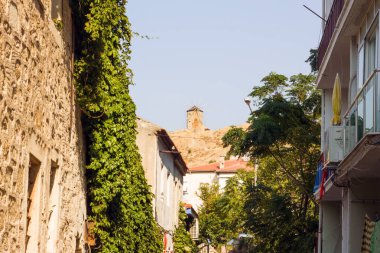 On sekizinci yüzyıl yel değirmeninin yenilenmesi, İzmir, Foca, Türkiye 'deki apartmanlarda görülüyor