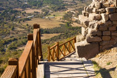 Tarihi yerlerde güvenli bir şekilde yürüyen ahşap yol