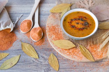 Geleneksel, ev yapımı Türk Tarhana Çorbası, genellikle sonbahar yapraklarıyla tasarlanmış kışın tüketilir.