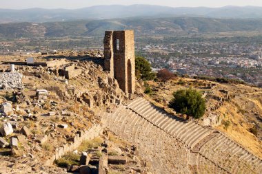Dünyanın en dik antik tiyatrosu Bergama, İzmir, Türkiye 'dedir.