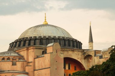 Şu anda alt katta cami ve üst katta bir müze olarak kullanılan tarihi Ayasofya..