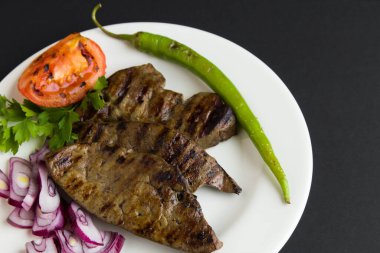 Domatesli, yeşil biberli ve soğanlı ızgara sığır ciğeri.