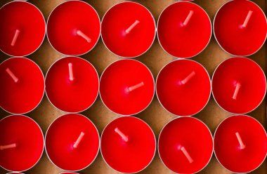 Kırmızı, yeni ve kullanılmamış gece lambası mumları, kendi kutusunda tasarlandı.