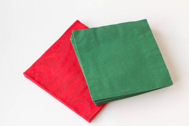 Noel yeşili ve kırmızı kağıt peçeteler beyaz yüzeye serildi