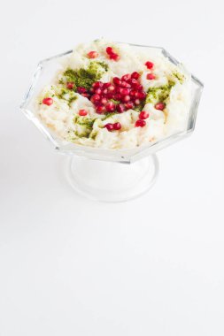 Geleneksel Türk ve Ramazan sütlü tatlı Gullac beyaz cam kasede fotokopi alanı ile.