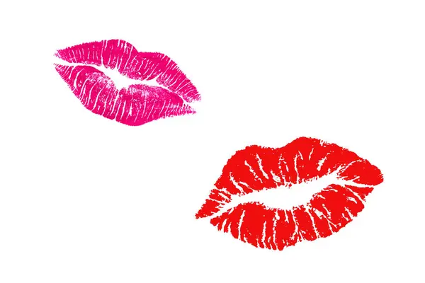 Beyaz yüzeyde izole edilmiş iki farklı ruj rengi ve şekilli kadın dudak izi.