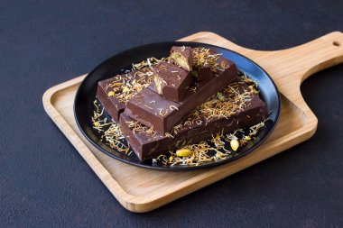 Siyah arka planda dilimlenmiş Dubai Çikolata yığını.