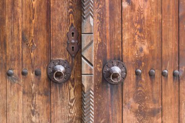 Safranbolu, Trkiye 'deki 18. yüzyıl evleri arasında çekilen eski ahşap kapı.