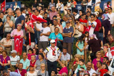 İstanbul Belediye Başkanı adayı Ekrem İmamolu 'nun seçim mitinginde bayraklı, posterli ve pankartlı seçmenler