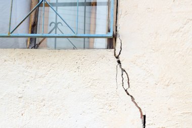 Deprem yüzünden bir evin penceresi kırıldı.