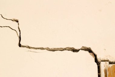 Deprem ve arka planda derin çatlaklar oluşturan duvar