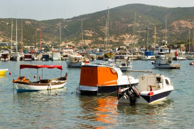 Foca 'nın İzmir kentinde denize bağlı renkli tekneler