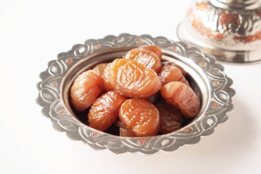 Geleneksel Türk Şekerli Kestaneleri beyaz yüzeyde bakır plaka ile dizayn edildi