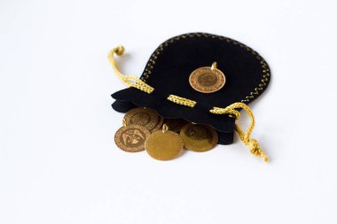 Beyaz yüzeyde siyah kadife altın çantalı geleneksel Türk altınları