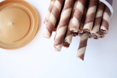 Fındık kremalı tatlı rulo beyaz bir yüzey üzerinde, kutunun dışında, üst görünüm