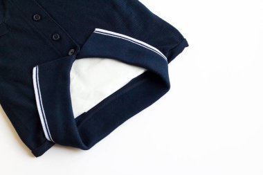 Donanma mavisi, katlanmış erkek tişörtü beyaz yüzeyde kopyalanmış. Kavramsal görüntü.