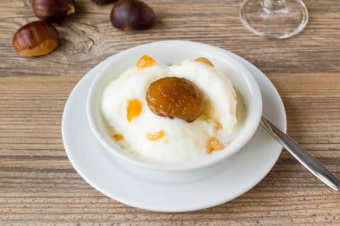 Geleneksel Türk Kestane Şekeri dondurması şık kaselerde tasarlandı