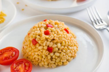 Mardin 'in Hindi şehrinden geleneksel bulgur pilavı. Beyaz levhalarla tasarlandı.