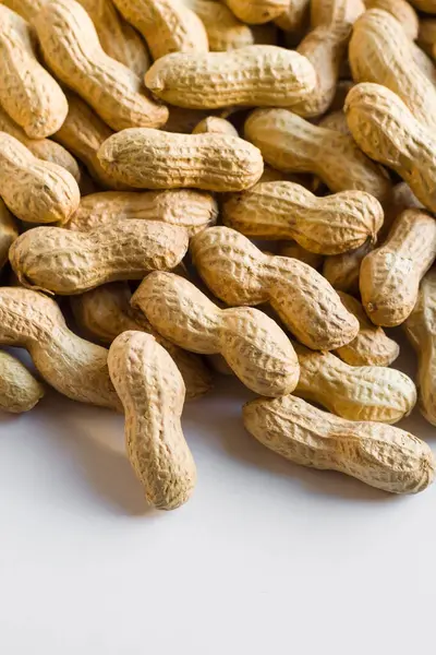 Kabuklu doğal ham fıstıklar, fotokopi alanı ile beyaz arkaplan