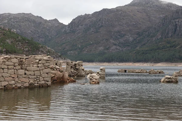 在前村庄被暴露的旱季 Vilarinho Furna的废墟是葡萄牙Peneda Geres — 图库照片