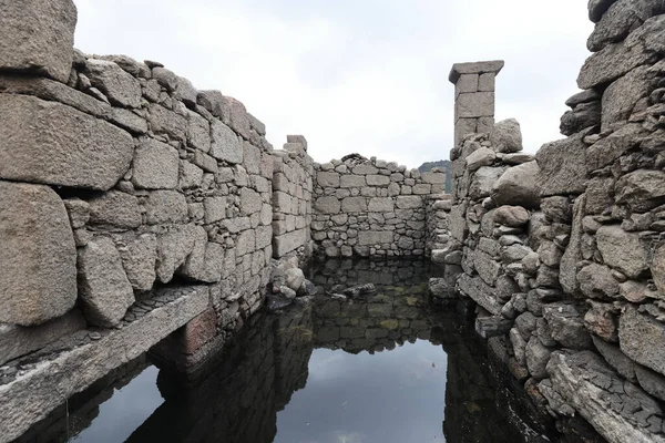 在前村庄被暴露的旱季 Vilarinho Furna的废墟是葡萄牙Peneda Geres — 图库照片