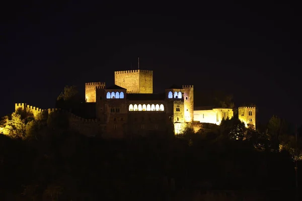 莱里亚 莱里亚 的夜景 位于葡萄牙中部地区 俯瞰着城市莱里亚的中世纪城堡 — 图库照片