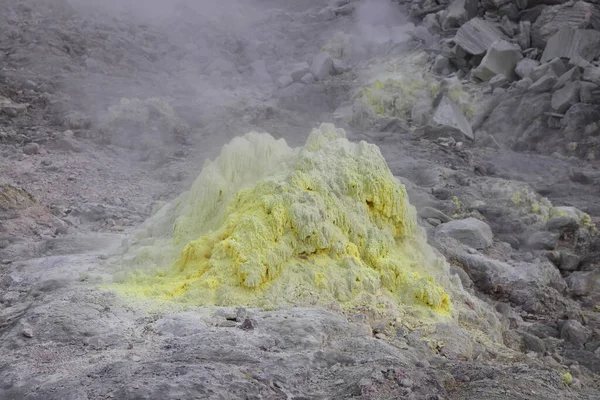 日本北海道Akan国家公园Iozan 活火山区的硫片 — 图库照片