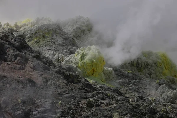 日本北海道Akan国家公园Iozan 活火山区的硫片 — 图库照片