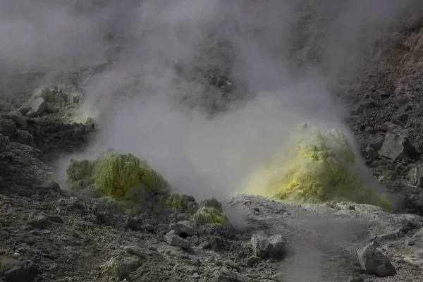 イオザン 硫黄山 アクティブな火山エリア アカ国立公園 北海道の硫黄作品 — ストック写真