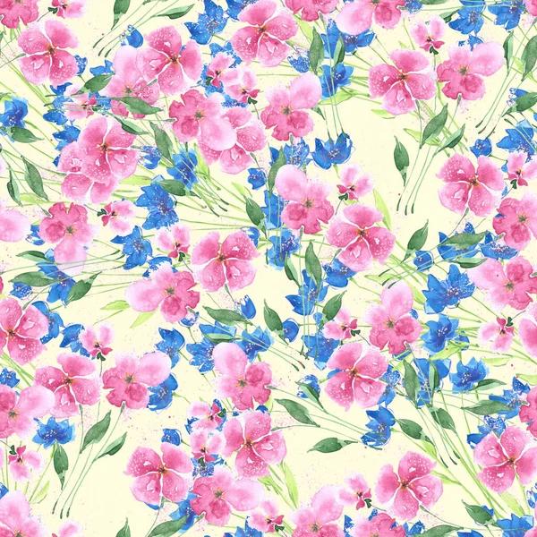 手描き春ピンクとクリーム色の背景に青の花と水彩シームレスパターン — ストック写真