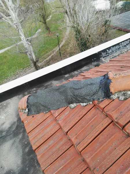 Uszkodzony Dach Dachówki Awaryjne Łatane Burzy — Zdjęcie stockowe