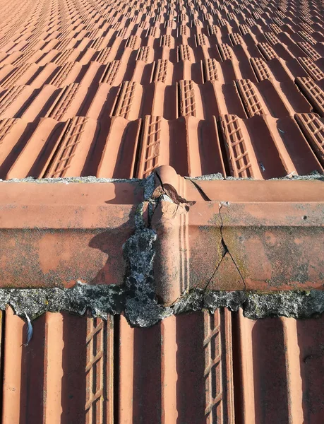 Beschädigte Dachziegel Nach Sturm Brauchen Abdichtung — Stockfoto
