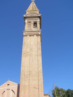 Saint Martin Bishop Kilisesi Venedik, İtalya 'da çan kulesine yaslanmış