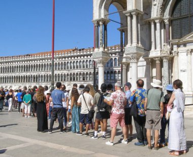 VENICE, İtalya - 07 Eylül 2023: İnsanlar Piazza San Marco Piazza San Marco kilisesinin önünde kuyruğa girdiler.