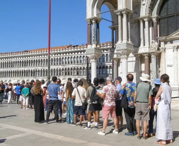 VENICE, İtalya - 07 Eylül 2023: İnsanlar Piazza San Marco Piazza San Marco kilisesinin önünde kuyruğa girdiler.