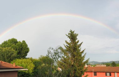 Gökkuşağı mavi bir gökyüzü üzerinde