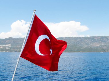      Denizin arka planında Türk bayrağı                          