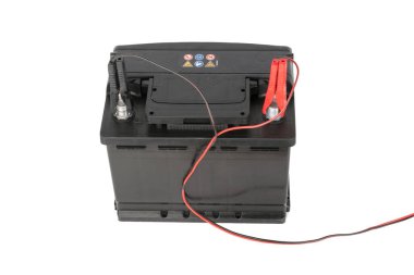 İki kazaklı araba aküsü, gölgesiz ve kırpma yolu olmayan beyaz üzerine izole edilmiş.