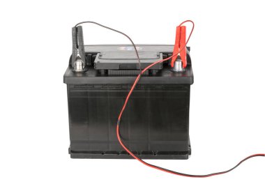 İki kazaklı araba aküsü, gölgesiz ve kırpma yolu olmayan beyaz üzerine izole edilmiş.